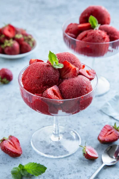 Gelato alla fragola in un bicchiere, sorbetto vegano a basso contenuto di bacche di carboidrati — Foto Stock