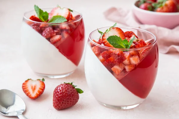 Strawberry dan vanilla krim jelly dessert dengan berry segar — Stok Foto