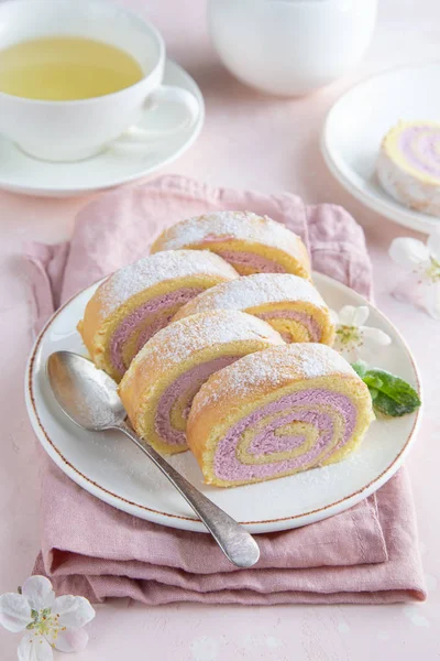 Slised Strawberry Swiss roll tårta på vit plåt — Stockfoto