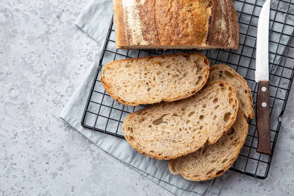 Scheiben frisch gebackenes hausgemachtes Sauerteigbrot — Stockfoto