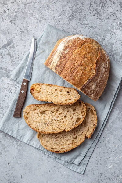 Kromki świeżo upieczonego domowego chleba z kwaśnego ciasta — Zdjęcie stockowe