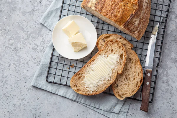 Plasterki świeżo upieczonego domowego chleba z kwaśnym ciasta z masłem — Zdjęcie stockowe