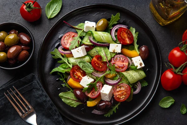 Salada com tomate, pepino, pimentão bel, azeitonas e queijo feta — Fotografia de Stock