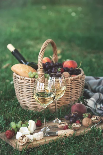 Пікнік з білим вином, сиром, фруктами та горіхами. Відкритий — стокове фото