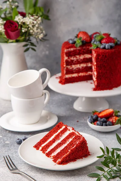 Řez koláče z červeného sametu na bílém talíři — Stock fotografie
