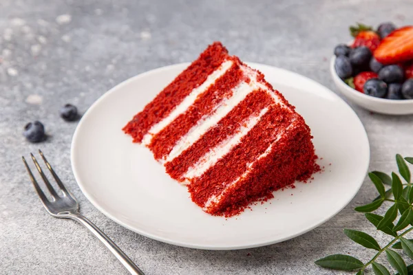 Scheibe roter Samtkuchen auf weißem Teller — Stockfoto