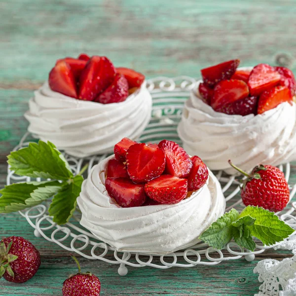 Pavlova Kuchen mit frischen Erdbeeren — Stockfoto