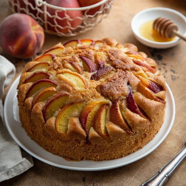 Ahşap masada şeftali ve bal pastası — Stok fotoğraf