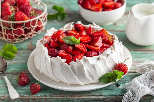 Pavlova Kuchen mit frischen Erdbeeren — Stockfoto