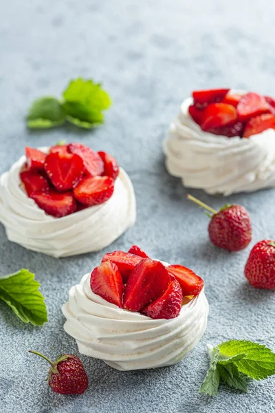 Pavlova tårtor med färsk jordgubb — Stockfoto