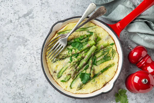 Omelet met asperges op de pan — Stockfoto