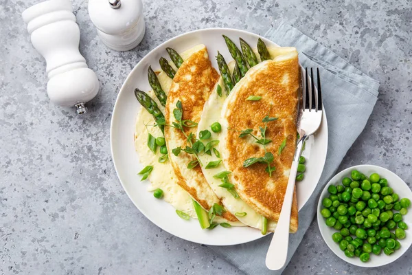 Omelette with asparagus and green peas on white plate — Stock Photo, Image