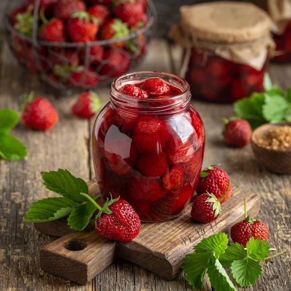 Hausgemachte Erdbeermarmelade im Glas — Stockfoto