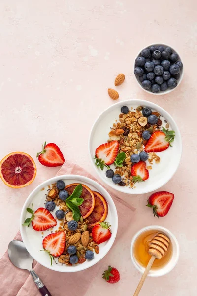 Granola buatan sendiri dengan yogurt dan stroberi segar, blueberry a — Stok Foto