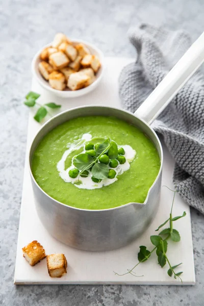 Yeşil bezelye kremalı çorba — Stok fotoğraf
