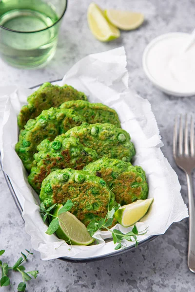 Healthy vegan green peas fritters — Stock Photo, Image