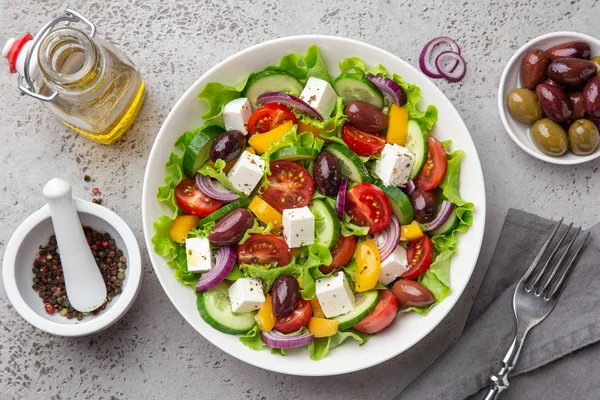 Greek salad ( tomato, cucumber, bel pepper, olives  and feta che — Stock Photo, Image