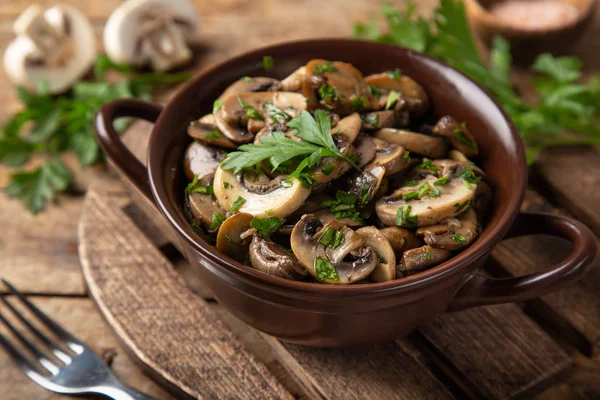 Cogumelos champignon fritos com alho e salsa — Fotografia de Stock