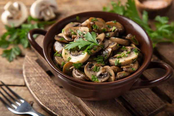 Champiñones fritos con ajo y perejil — Foto de Stock