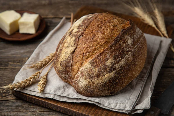 Świeżo upieczony domowy chleb z kwaśnego ciasta — Zdjęcie stockowe
