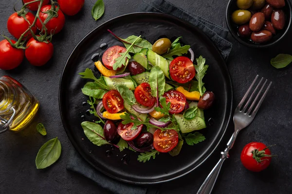 Salada de legumes frescos com tomate, pepino, pimentão bel e oliv — Fotografia de Stock