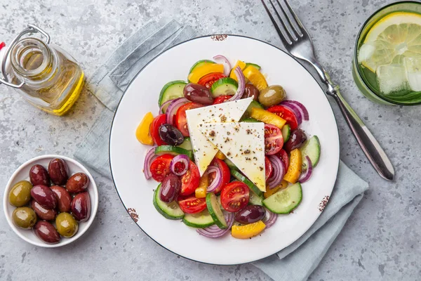 Tomate fresco, pepino, pimiento, aceitunas y queso feta sala — Foto de Stock