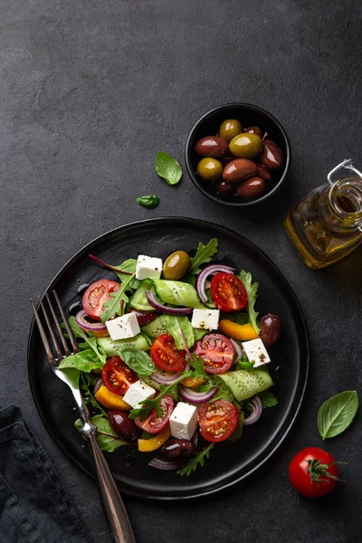 Ensalada griega fresca con tomate, pepino, pimiento, aceitunas y —  Fotos de Stock