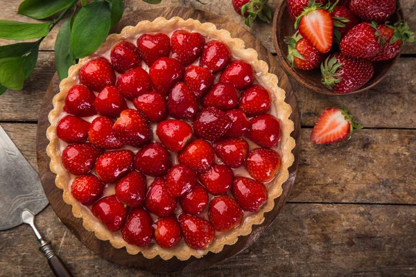 Delicious strawberry tart on wooden background — Stock Photo, Image