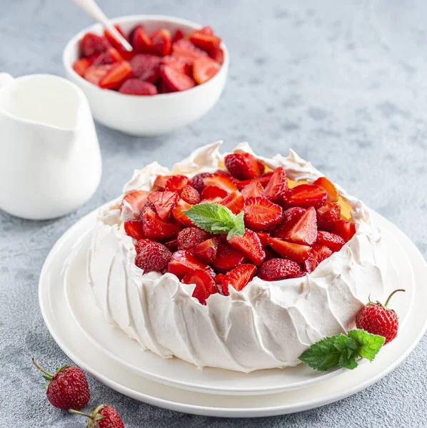 Νόστιμο κέικ με φρέσκο φράουλα — Φωτογραφία Αρχείου