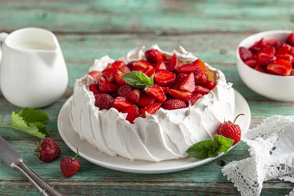 Leckerer Pavlova-Kuchen mit frischen Erdbeeren — Stockfoto