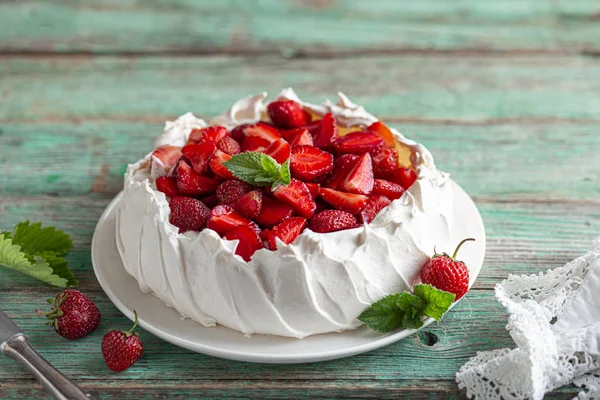 美味的帕夫洛娃蛋糕与新鲜的草莓 — 图库照片