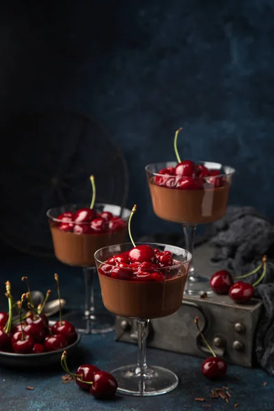 Delicioso chocolate Panna Cotta sobremesa com molho de cereja doce — Fotografia de Stock