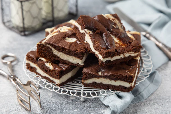 Deliciosos brownies de chocolate con pastel de queso — Foto de Stock