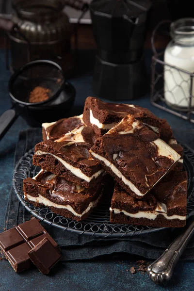 Deliciosos brownies de chocolate con pastel de queso — Foto de Stock