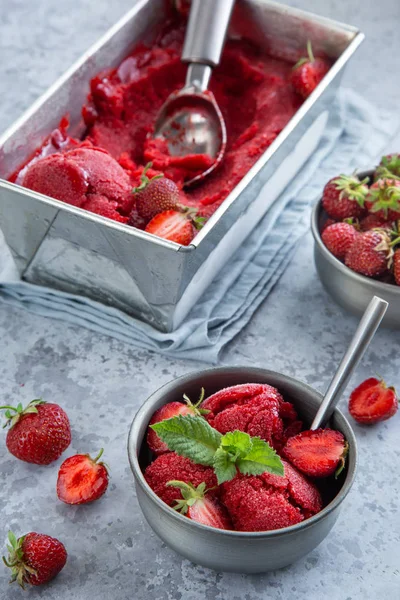 Delizioso sorbetto alla fragola, vegano senza lattosio a basso contenuto di carboidrati — Foto Stock