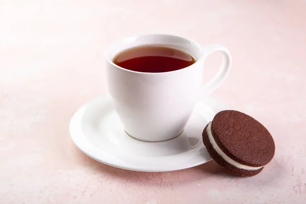 Csésze tea és házi csokoládé szendvics kekszek — Stock Fotó