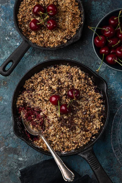 Dökme demir tava üzerinde kiraz ve çikolata crumble Pie — Stok fotoğraf