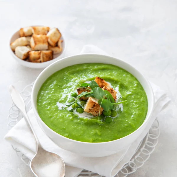 Vegan groene erwten crème soep in witte kom — Stockfoto