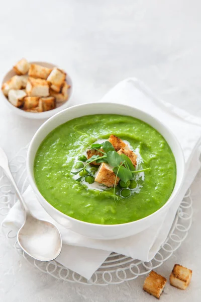 Sopa de creme de ervilhas verdes vegan em tigela branca — Fotografia de Stock