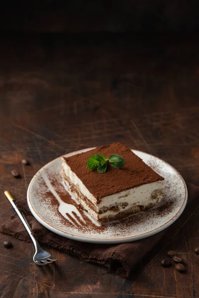 Тірамісу. Традиційний італійський десерт на білій тарілці — стокове фото