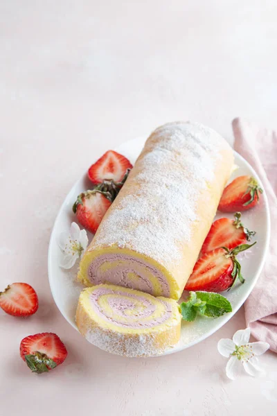 Pastel de rollo suizo de fresa en plato blanco — Foto de Stock