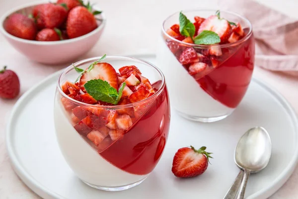 Клубничный и ванильный желейный десерт со свежей ягодой — стоковое фото