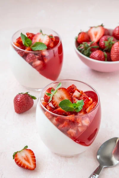 Strawberry dan vanilla krim jelly dessert dengan berry segar — Stok Foto