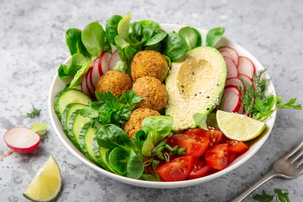 Σαλάτα με αβοκάντο, φαλάφελ, αγγούρι, ντομάτα και πιάτα, υγιεινά — Φωτογραφία Αρχείου
