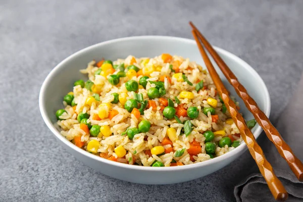 Рис с овощами в миске — стоковое фото