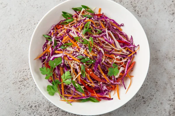 Cavolo rosso, insalata di cavolo riccio di carote e peperoni, verdura sana — Foto Stock