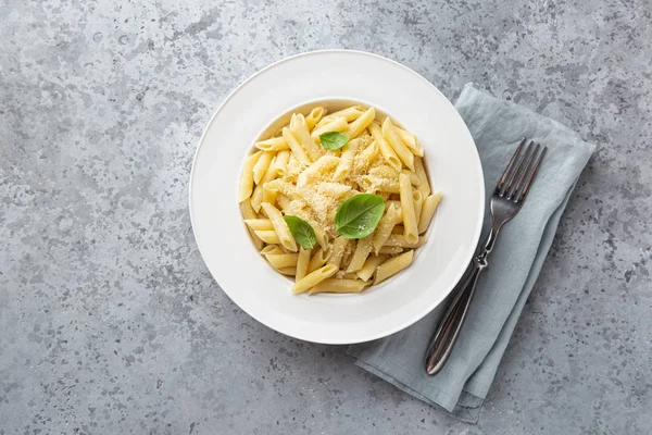 Penne tészta parmezán sajttal, fehér lemezen — Stock Fotó