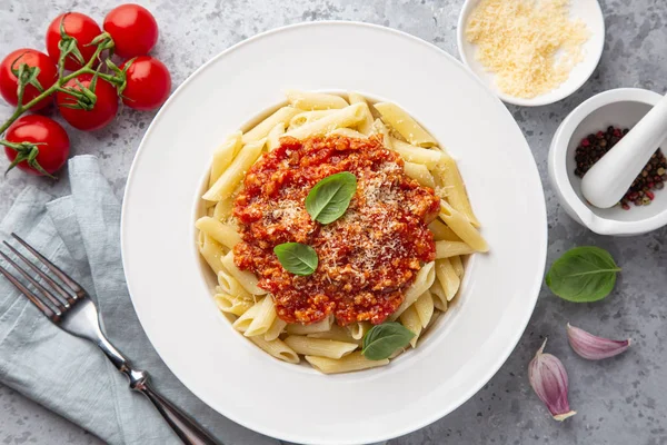 Penne pasta met Bolognese saus in witte plaat — Stockfoto
