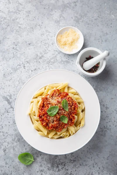 Penne pasta med Bolognese sås i vit plåt — Stockfoto
