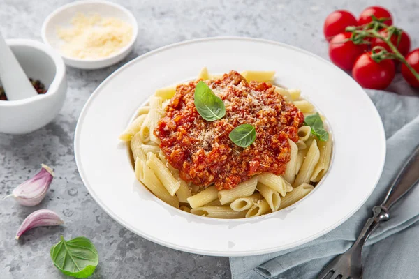 Penne pasta met Bolognese saus en Parmezaanse kaas in wit pl — Stockfoto
